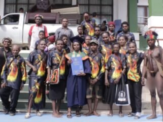 Momen wisuda, keluarga dari Yulince Degei lengkap menggunakan pakaian adat. (Foto: Istimewa)
