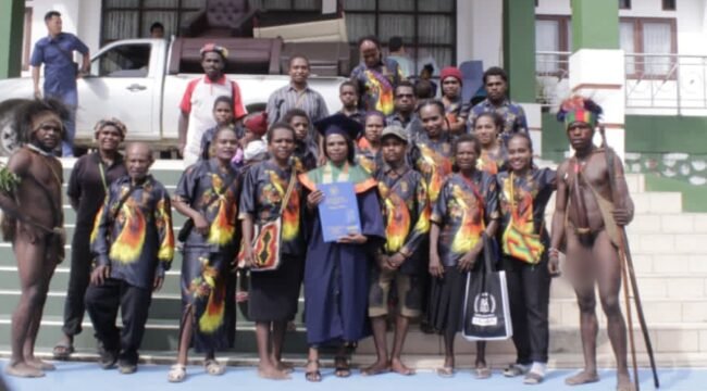 Momen wisuda, keluarga dari Yulince Degei lengkap menggunakan pakaian adat. (Foto: Istimewa)