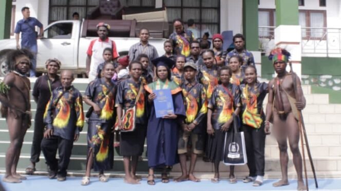 
Momen wisuda, keluarga dari Yulince Degei lengkap menggunakan pakaian adat. (Foto: Istimewa)