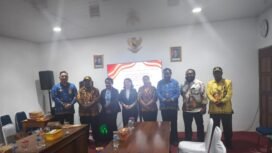 Momen foto bersama usai RDP dengan salah satu OPD di Kantor DPR Papua Tengah, Kamis (7/5/2026). 