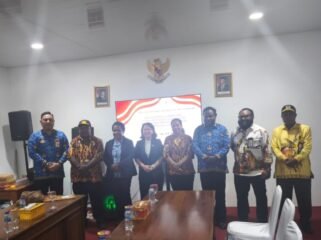 Momen foto bersama usai RDP dengan salah satu OPD di Kantor DPR Papua Tengah, Kamis (7/5/2026). 