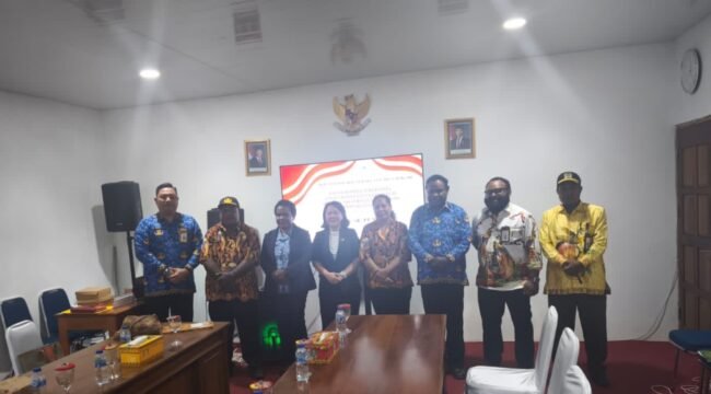 Momen foto bersama usai RDP dengan salah satu OPD di Kantor DPR Papua Tengah, Kamis (7/5/2026). 