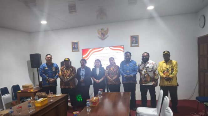 
Momen foto bersama usai RDP dengan salah satu OPD di Kantor DPR Papua Tengah, Kamis (7/5/2026). 