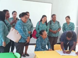 Momen Ketua TP PKK Papua Tengah, Nurhaidah Meki Nawipa saat peresmian TK-Paud Harapan Terakhir. (Foto: Dok Tim Ko'membaca)