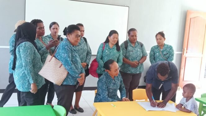 
Momen Ketua TP PKK Papua Tengah, Nurhaidah Meki Nawipa saat peresmian TK-Paud Harapan Terakhir. (Foto: Dok Tim Ko'membaca)