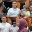 Dandim 1501 Ternate Letkol Inf Jani Setiadi (baju putih) saat berdialog dengan penyelenggara pesta babi. Aparat meminta penyelenggara hentikan pemutaran film dokumenter pesta babi. (Foto: Capture video IG Aji Ternate)
