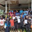Kepala Distrik Mimika Barat Jauh, Ever Kukuareyau bersama masyarakat saat berfoto bersama tim survey dari Kementerian Perikanan dan Kelautan serta Dinas Perikanan Kabupaten Mimika. (Foto: Dok DMBJ)