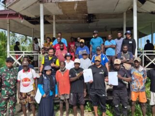 Kepala Distrik Mimika Barat Jauh, Ever Kukuareyau bersama masyarakat saat berfoto bersama tim survey dari Kementerian Perikanan dan Kelautan serta Dinas Perikanan Kabupaten Mimika. (Foto: Dok DMBJ)