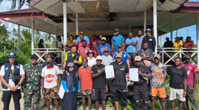 Kepala Distrik Mimika Barat Jauh, Ever Kukuareyau bersama masyarakat saat berfoto bersama tim survey dari Kementerian Perikanan dan Kelautan serta Dinas Perikanan Kabupaten Mimika. (Foto: Dok DMBJ)
