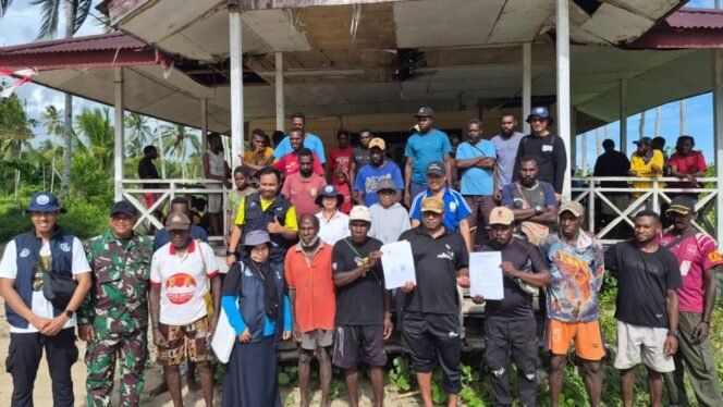 
Kepala Distrik Mimika Barat Jauh, Ever Kukuareyau bersama masyarakat saat berfoto bersama tim survey dari Kementerian Perikanan dan Kelautan serta Dinas Perikanan Kabupaten Mimika. (Foto: Dok DMBJ)
