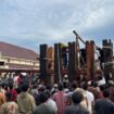 Proses pemasangan tiang utama pembangunan tongkonan di Timika. (Foto: Ist)