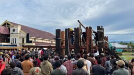 Proses pemasangan tiang utama pembangunan tongkonan di Timika. (Foto: Ist)