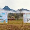 Kondisi baliho di Sinak yang dirusaki OTK. (Foto: Ist)