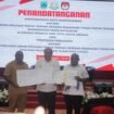Gubernur Papua Tengah, Meki Nawipa, Kepala Kejaksaan Tinggi Papua, Dr. Jefferdian, dan Ketua KPU Papua Tengah, Sepo Nawipa berfoto bersama usai penandatanganan nota kesepahaman, Senin (18/5/2026). Foto: Kristin Rejang/Sasagupapua.com