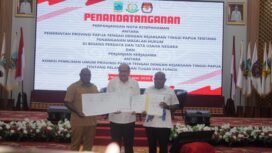 Gubernur Papua Tengah, Meki Nawipa, Kepala Kejaksaan Tinggi Papua, Dr. Jefferdian, dan Ketua KPU Papua Tengah, Sepo Nawipa berfoto bersama usai penandatanganan nota kesepahaman, Senin (18/5/2026). Foto: Kristin Rejang/Sasagupapua.com