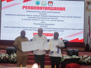 Gubernur Papua Tengah, Meki Nawipa, Kepala Kejaksaan Tinggi Papua, Dr. Jefferdian, dan Ketua KPU Papua Tengah, Sepo Nawipa berfoto bersama usai penandatanganan nota kesepahaman, Senin (18/5/2026). Foto: Kristin Rejang/Sasagupapua.com