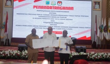 Gubernur Papua Tengah, Meki Nawipa, Kepala Kejaksaan Tinggi Papua, Dr. Jefferdian, dan Ketua KPU Papua Tengah, Sepo Nawipa berfoto bersama usai penandatanganan nota kesepahaman, Senin (18/5/2026). Foto: Kristin Rejang/Sasagupapua.com