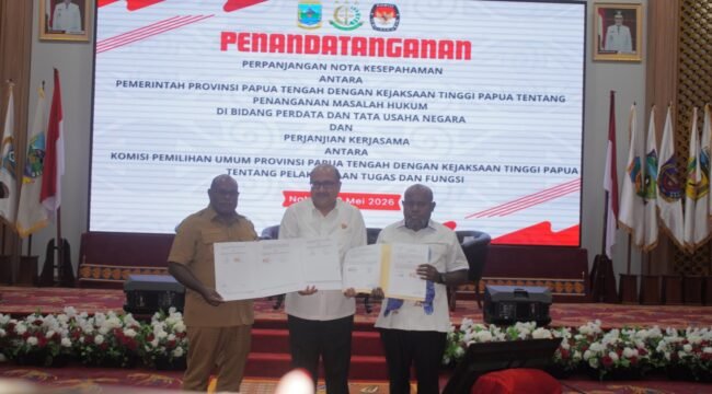 Gubernur Papua Tengah, Meki Nawipa, Kepala Kejaksaan Tinggi Papua, Dr. Jefferdian, dan Ketua KPU Papua Tengah, Sepo Nawipa berfoto bersama usai penandatanganan nota kesepahaman, Senin (18/5/2026). Foto: Kristin Rejang/Sasagupapua.com