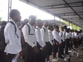 Para siswa calon sekolah kedinasan saat berkumpul di Kantor BPKSDM Papua Tengah, Senin (19/5/2026). Foto: Kristin Rejang/Sasagupapua.com.