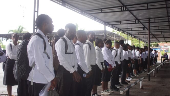 
Para siswa calon sekolah kedinasan saat berkumpul di Kantor BPKSDM Papua Tengah, Senin (19/5/2026). Foto: Kristin Rejang/Sasagupapua.com.
