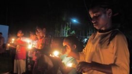 Anak-anak saat menyalakan lilin usai Nobar Pesta Babi. (Foto: Kristin Rejang/Sasagupapua.com) 