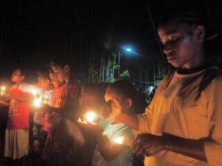 Anak-anak saat menyalakan lilin usai Nobar Pesta Babi. (Foto: Kristin Rejang/Sasagupapua.com) 