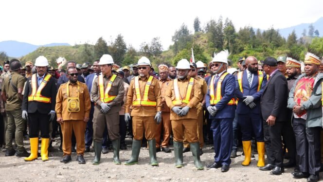 
Gubernur dan Wagub Papua Tengah beserta rombongan saat berada di Kabupaten Puncak. (Foto: Humas Pemprov Papua Tengah)