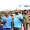 Ketua DPD I KNPI Papua Tengah, Yustinus Tebai dan Ketua Karateker DPD II KNPI Kabupaten Puncak, Muel Kogoya saat berfoto didepan Guest House Elvis Tabuni, Puncak. (Foto: Ist)