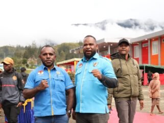 Ketua DPD I KNPI Papua Tengah, Yustinus Tebai dan Ketua Karateker DPD II KNPI Kabupaten Puncak, Muel Kogoya saat berfoto didepan Guest House Elvis Tabuni, Puncak. (Foto: Ist)