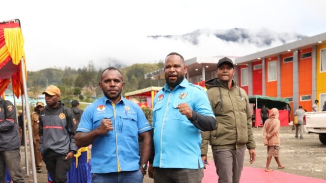 
Ketua DPD I KNPI Papua Tengah, Yustinus Tebai dan Ketua Karateker DPD II KNPI Kabupaten Puncak, Muel Kogoya saat berfoto didepan Guest House Elvis Tabuni, Puncak. (Foto: Ist)