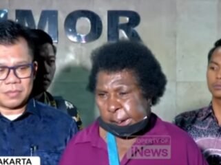Mama Yasinta Moiwend saat diwawancarai di Polda Metro Jaya, Jakarta. (Foto: Capture video INews)