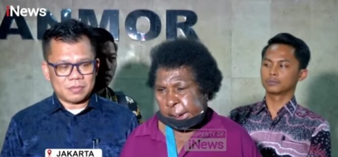 
Mama Yasinta Moiwend saat diwawancarai di Polda Metro Jaya, Jakarta. (Foto: Capture video INews)