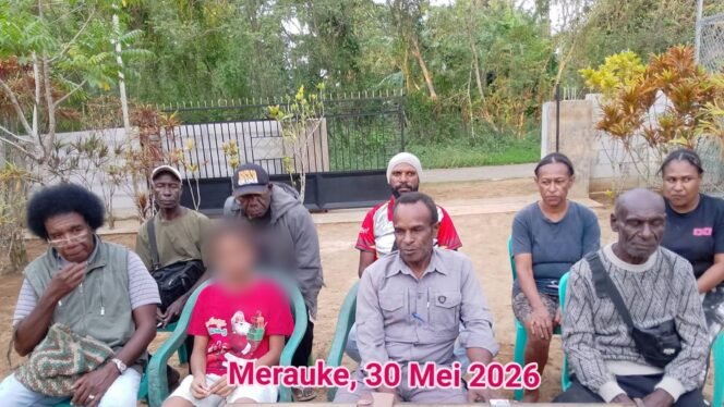 
Keluarga Mama Sinta Moiwend Saat memberikan keterangan, Sabtu (30/5/2026). Foto: Ist