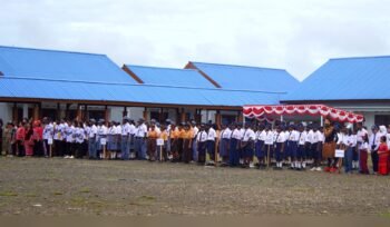 Siswa-siswi peserta upacara di lingkungan Mepa Boarding School. (Foto:Edwin Rumanasen/sasagupapua)