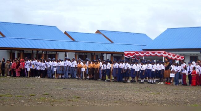 Siswa-siswi peserta upacara di lingkungan Mepa Boarding School. (Foto:Edwin Rumanasen/sasagupapua)