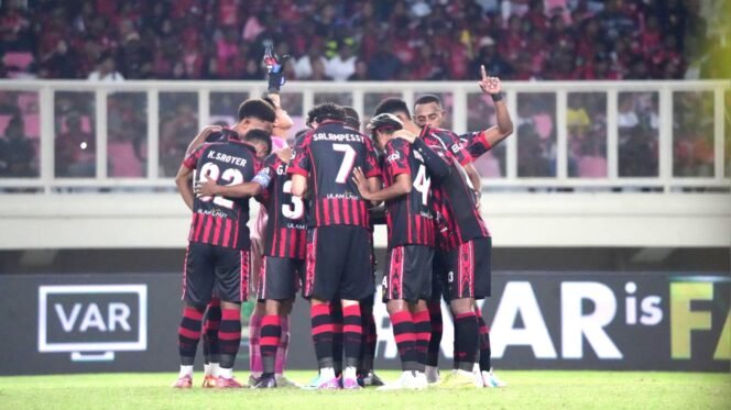 
Skuad Mutiara Hitam saat menjamu Persiku Kudus di Likas Enembe Stadion, Minggu (03/5/2026). Foto: Media Officer Persipura 