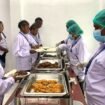 Peserta pelatihan Apprentice Hospitality lulusan IPDN PT Freeport Indonesia saat melakukan kerja praktik sebagai petugas penyaji makanan guna meningkatkan kapasitas pelayanan (service) di bidang catering. (Foto: Corporate Communication PTFI)