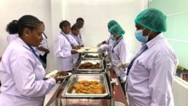 Peserta pelatihan Apprentice Hospitality lulusan IPDN PT Freeport Indonesia saat melakukan kerja praktik sebagai petugas penyaji makanan guna meningkatkan kapasitas pelayanan (service) di bidang catering. (Foto: Corporate Communication PTFI)
