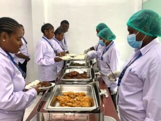 Peserta pelatihan Apprentice Hospitality lulusan IPDN PT Freeport Indonesia saat melakukan kerja praktik sebagai petugas penyaji makanan guna meningkatkan kapasitas pelayanan (service) di bidang catering. (Foto: Corporate Communication PTFI)
