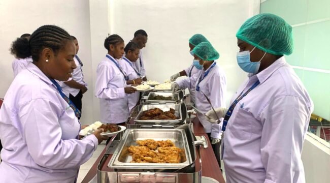 Peserta pelatihan Apprentice Hospitality lulusan IPDN PT Freeport Indonesia saat melakukan kerja praktik sebagai petugas penyaji makanan guna meningkatkan kapasitas pelayanan (service) di bidang catering. (Foto: Corporate Communication PTFI)