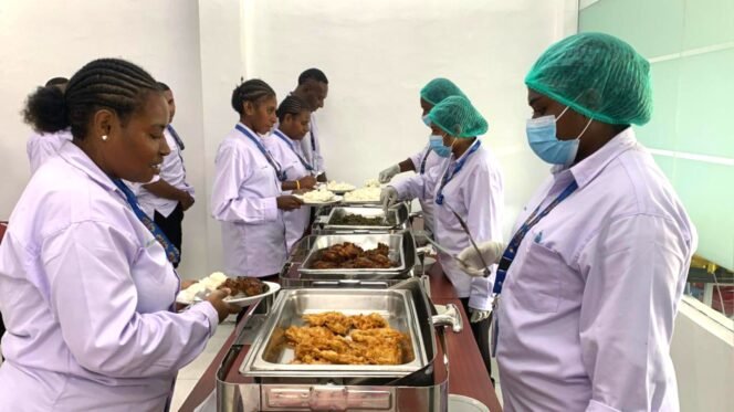
Peserta pelatihan Apprentice Hospitality lulusan IPDN PT Freeport Indonesia saat melakukan kerja praktik sebagai petugas penyaji makanan guna meningkatkan kapasitas pelayanan (service) di bidang catering. (Foto: Corporate Communication PTFI)