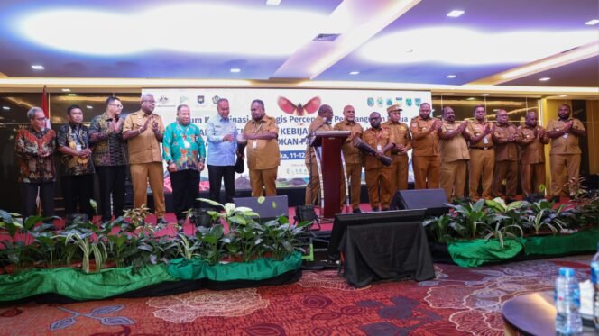 
Penutupan rangkaian Forum Koordinasi Strategis Percepatan Pembangunan Papua yang diselenggarakan di Timika pada Selasa, 12 Mei 2026. 