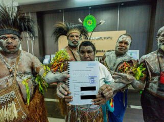 Lima Masyarakat Adat Malind mendaftarkan gugatan izin kelayakan lingkungan hidup rencana pembangunan jalan 135 kilometer di Merauke ke Pengadilan Tata Usaha Negara Jayapura. Greenpeace/Alif Rizky Nouddy Korua