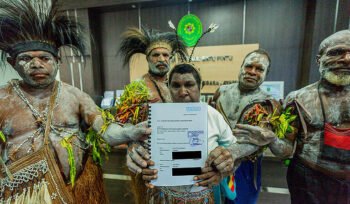 Lima Masyarakat Adat Malind mendaftarkan gugatan izin kelayakan lingkungan hidup rencana pembangunan jalan 135 kilometer di Merauke ke Pengadilan Tata Usaha Negara Jayapura. Greenpeace/Alif Rizky Nouddy Korua