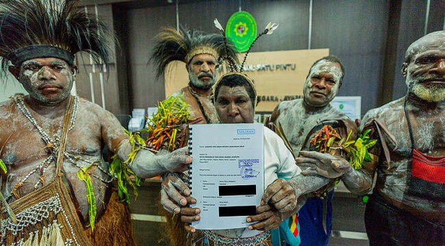 Lima Masyarakat Adat Malind mendaftarkan gugatan izin kelayakan lingkungan hidup rencana pembangunan jalan 135 kilometer di Merauke ke Pengadilan Tata Usaha Negara Jayapura. Greenpeace/Alif Rizky Nouddy Korua