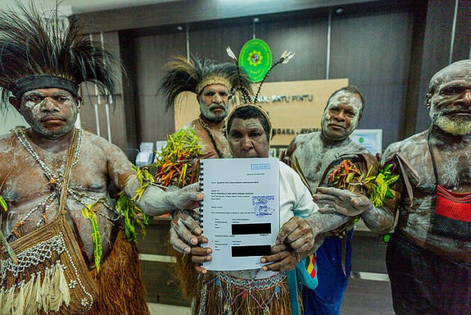 
Lima Masyarakat Adat Malind mendaftarkan gugatan izin kelayakan lingkungan hidup rencana pembangunan jalan 135 kilometer di Merauke ke Pengadilan Tata Usaha Negara Jayapura. Greenpeace/Alif Rizky Nouddy Korua