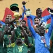 Penyerang Senegal bernomor punggung 10, Sadio Mane, mengangkat trofi saat merayakan kemenangan bersama rekan-rekan setimnya setelah memenangkan pertandingan final Piala Afrika (CAN) 2025 melawan Maroko di Stadion Pangeran Moulay Abdellah di Rabat, Senin (19-1-2026) dini hari WIB. (SEBASTIEN BOZON/AFP)