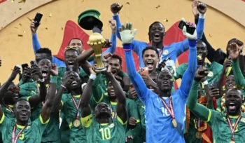 Penyerang Senegal bernomor punggung 10, Sadio Mane, mengangkat trofi saat merayakan kemenangan bersama rekan-rekan setimnya setelah memenangkan pertandingan final Piala Afrika (CAN) 2025 melawan Maroko di Stadion Pangeran Moulay Abdellah di Rabat, Senin (19-1-2026) dini hari WIB. (SEBASTIEN BOZON/AFP)