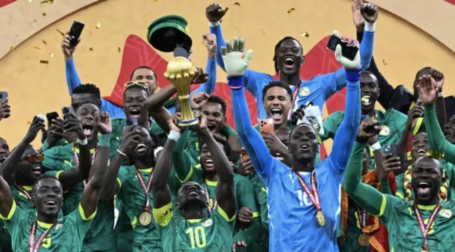 Penyerang Senegal bernomor punggung 10, Sadio Mane, mengangkat trofi saat merayakan kemenangan bersama rekan-rekan setimnya setelah memenangkan pertandingan final Piala Afrika (CAN) 2025 melawan Maroko di Stadion Pangeran Moulay Abdellah di Rabat, Senin (19-1-2026) dini hari WIB. (SEBASTIEN BOZON/AFP)
