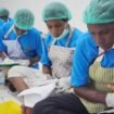 Para peserta berjumlah 40 orang, mengikuti pelatihan teori sebelum melakukan praktik mengolah bahan makanan berbahan pangan lokal bergizi. (Foto: Corcom PTFI)